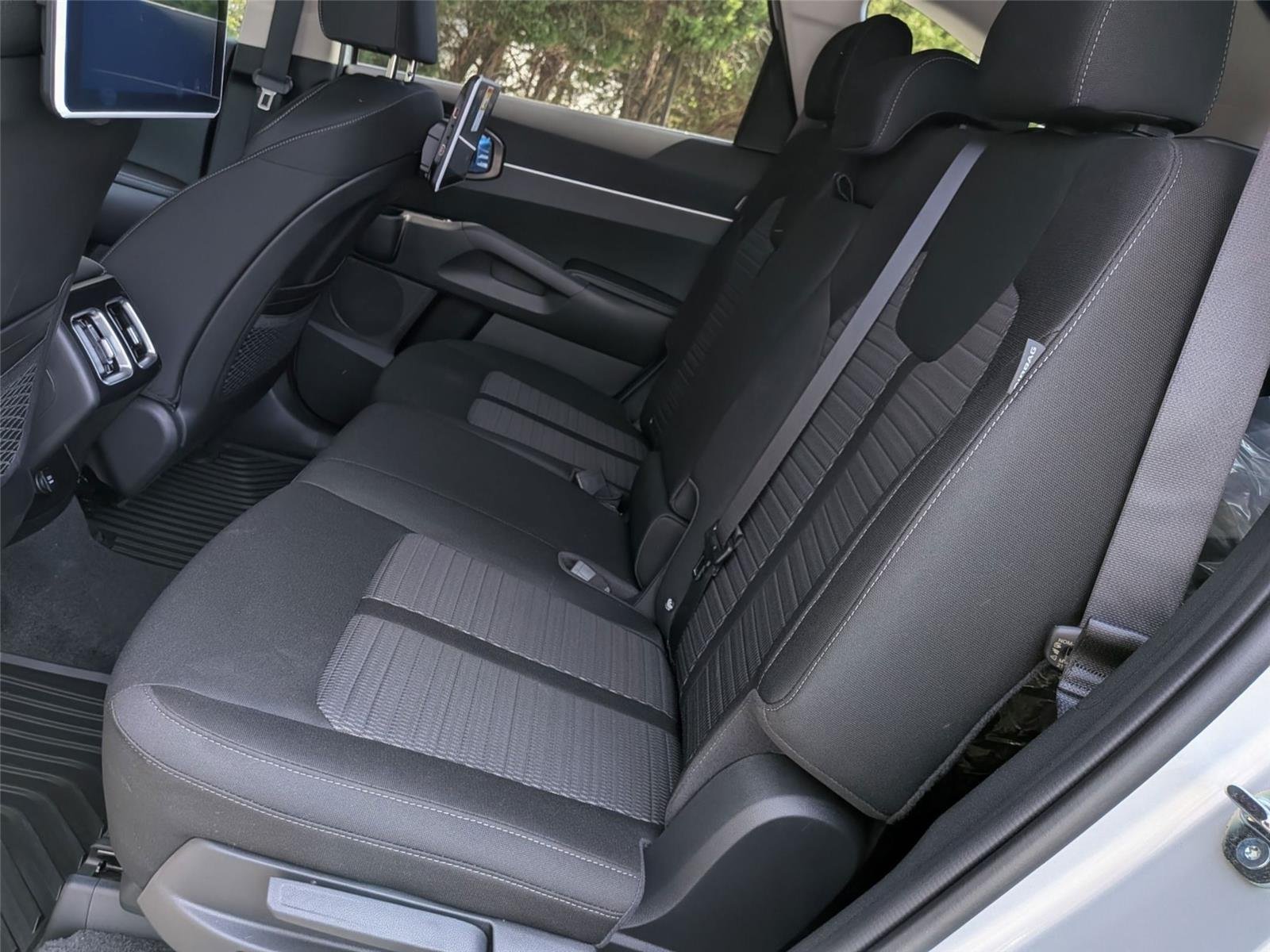 New 2026 Glacial White Pearl Kia LX image 25