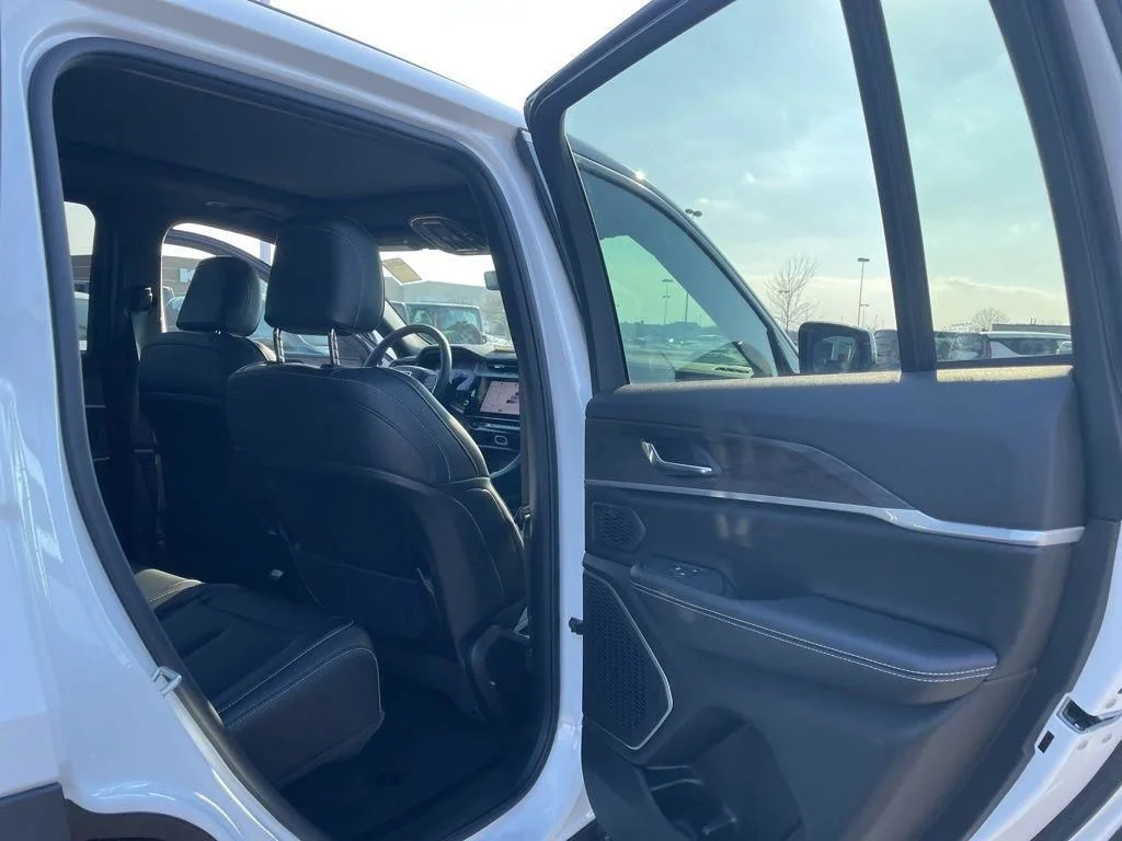 New 2026 Bright White Clear-Coat Exterior Paint Jeep Limited image 31