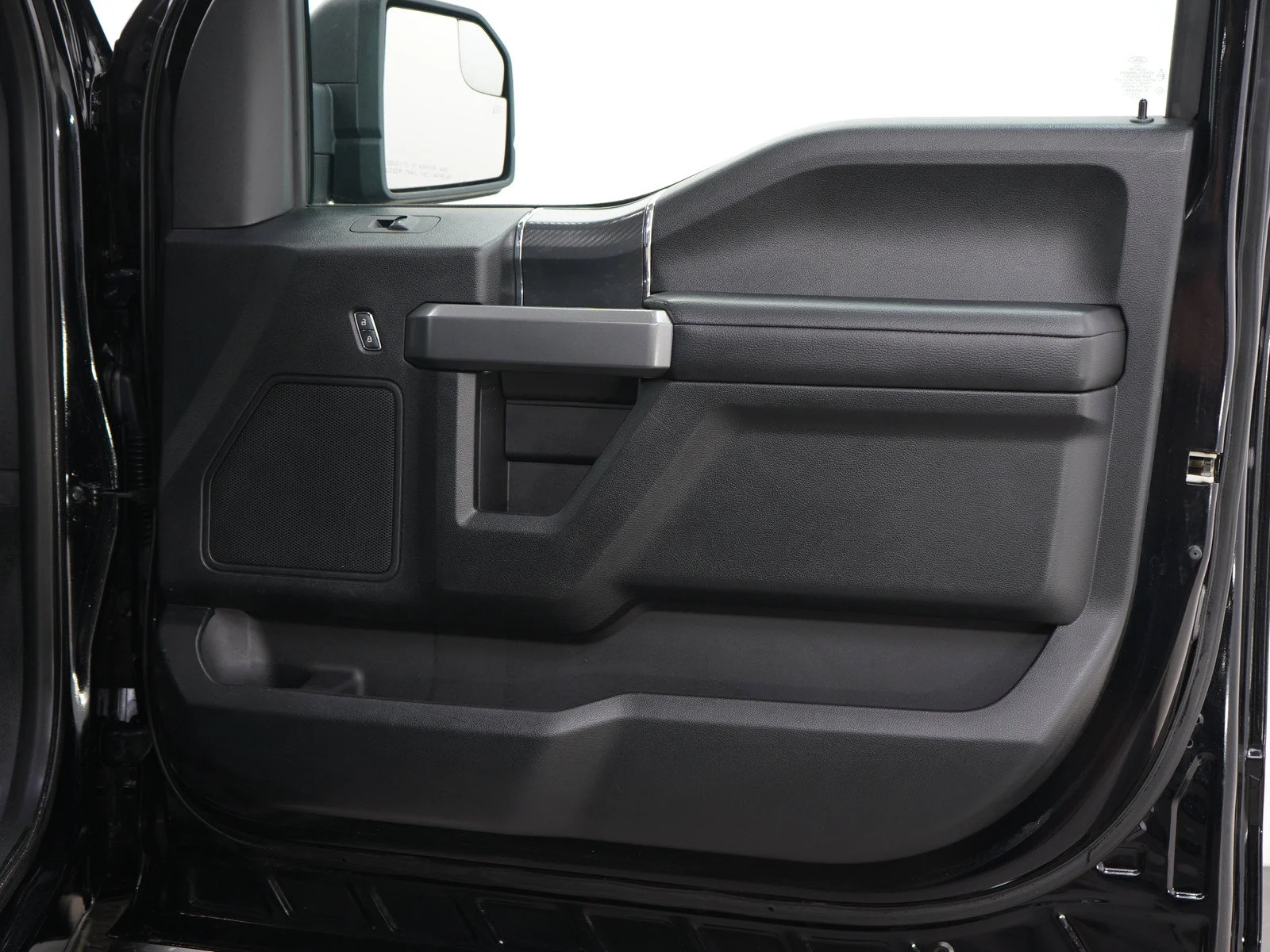 Used 2018  Ford XL image 11