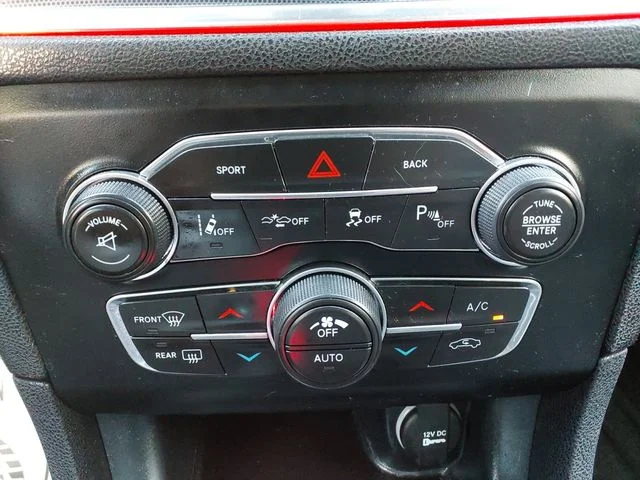 Used 2016 Pitch Black Clearcoat Dodge SXT image 17