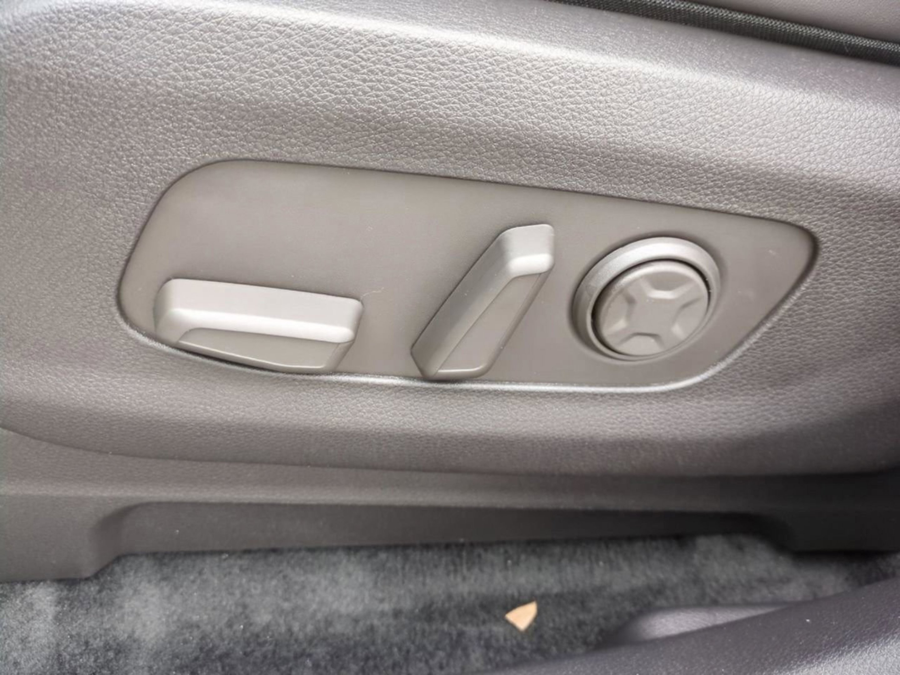 New 2026 Snow White Pearl Kia LXS image 23