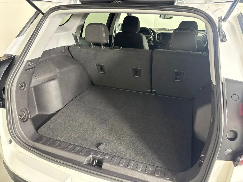 Used 2024 White GMC SLE image 23