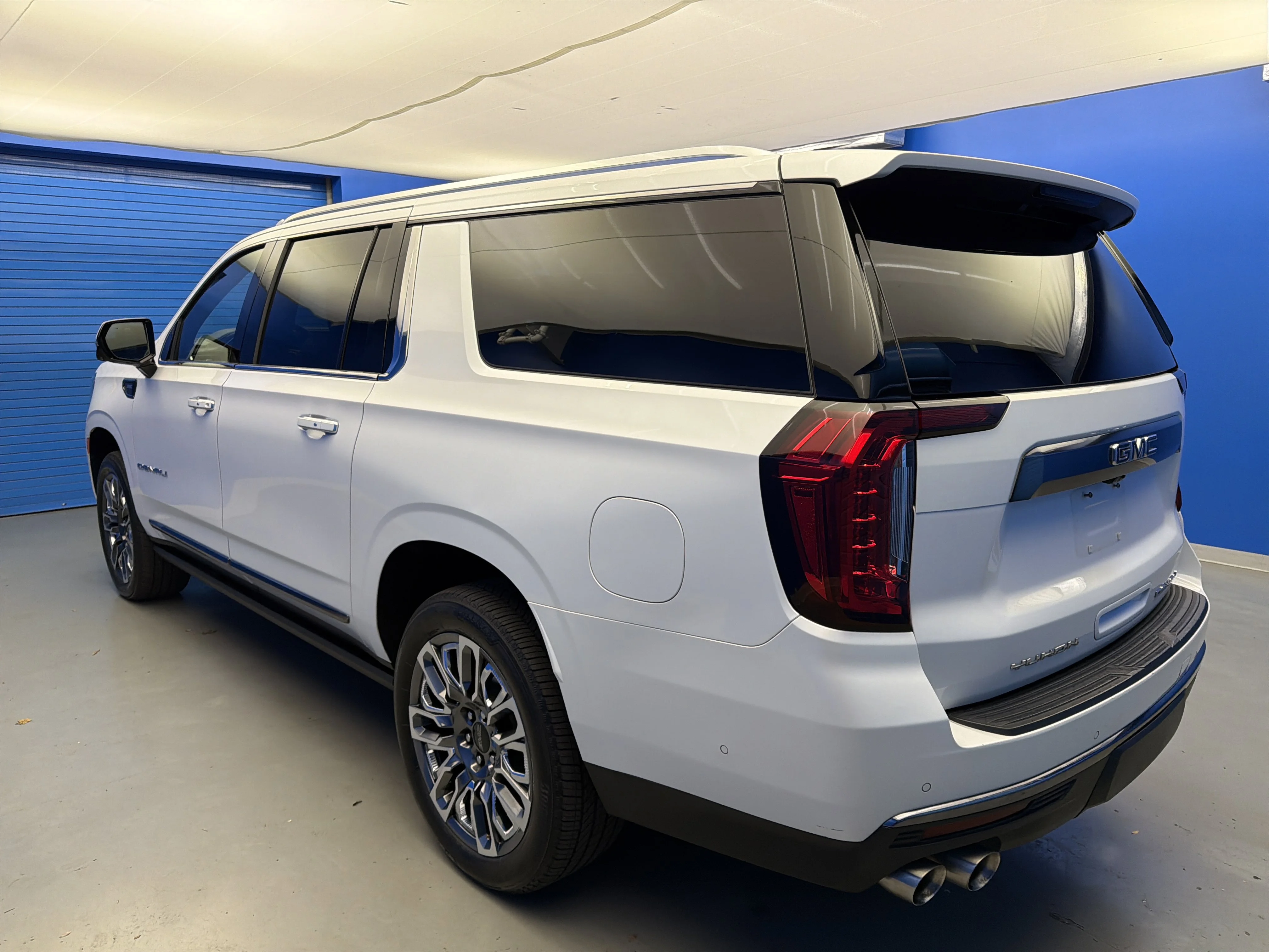 Used 2023 White Frost Tricoat GMC Denali Ultimate image 5