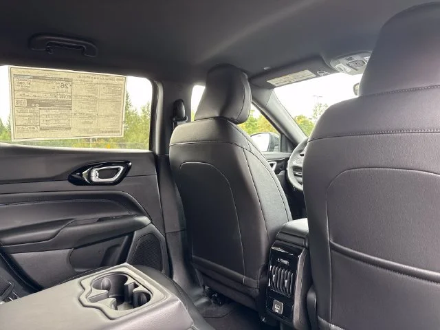 New 2026 Sting-Gray Clearcoat Jeep Latitude image 23