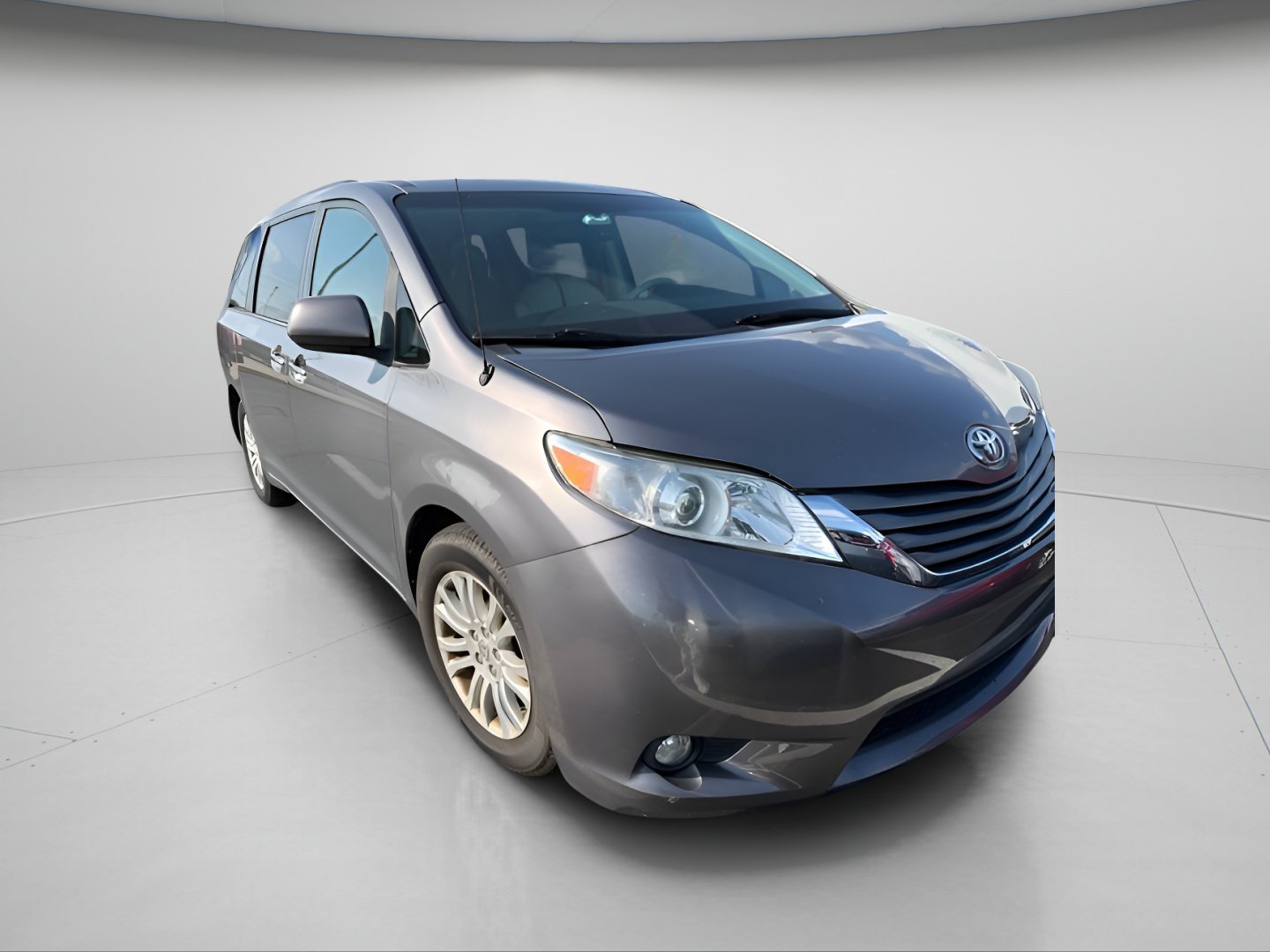 Used 2014 Predawn Gray Mica Toyota XLE image 4