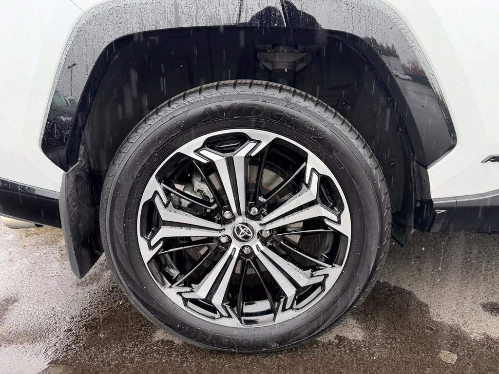 Used 2025 Wind Chill Pearl/Midnight Black Metallic Toyota XSE image 9