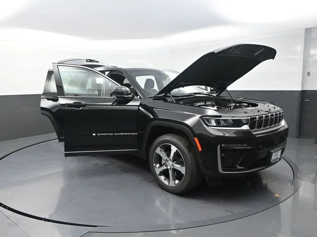 New 2026 Diamond Black Crystal Pearlcoat Jeep Limited image 29