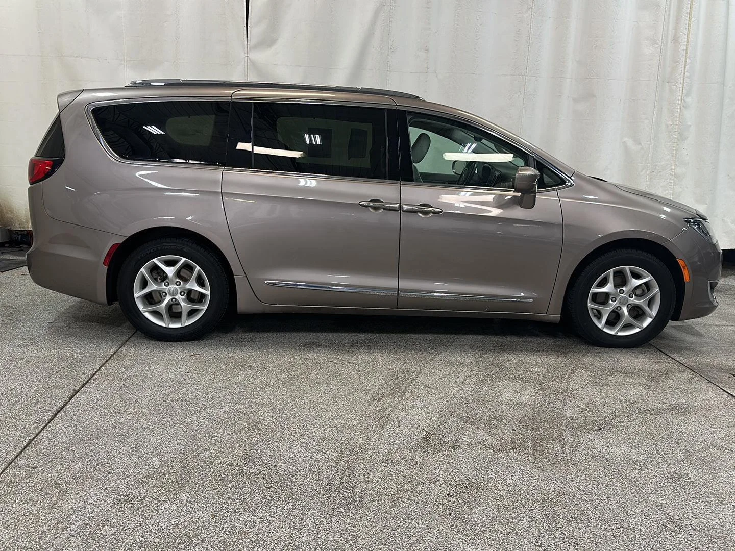 Used 2018 Molten Silver Chrysler Touring L Plus image 6