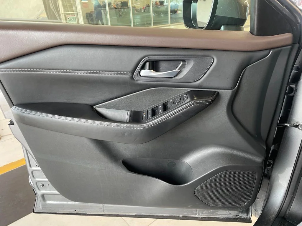 Used 2023 Gray Nissan SV image 9