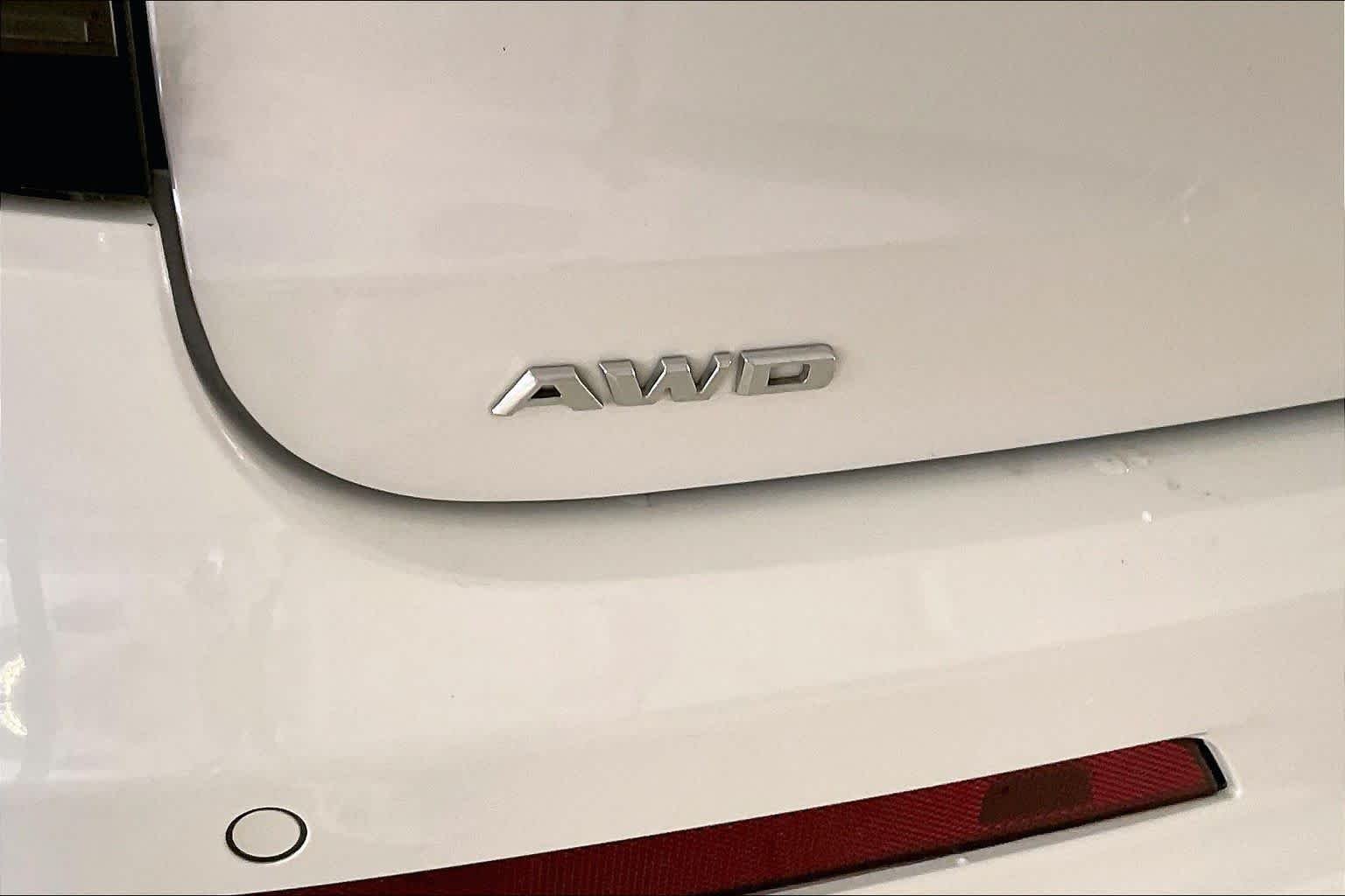 Used 2020 Crystal White Tricoat Cadillac AWD Sport image 9