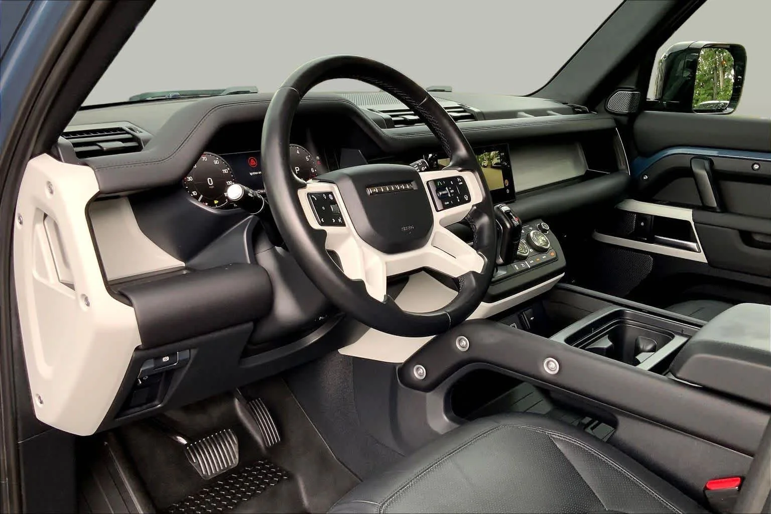 Used 2024 Tasman Blue Metallic Land Rover S image 16