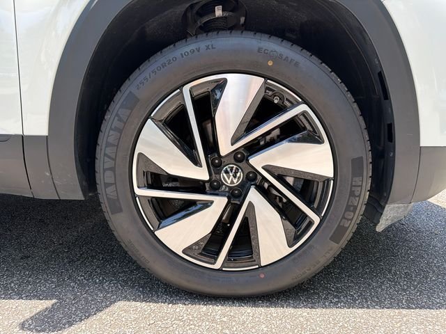 Used 2025  Volkswagen 2.0T SE w/Technology image 12