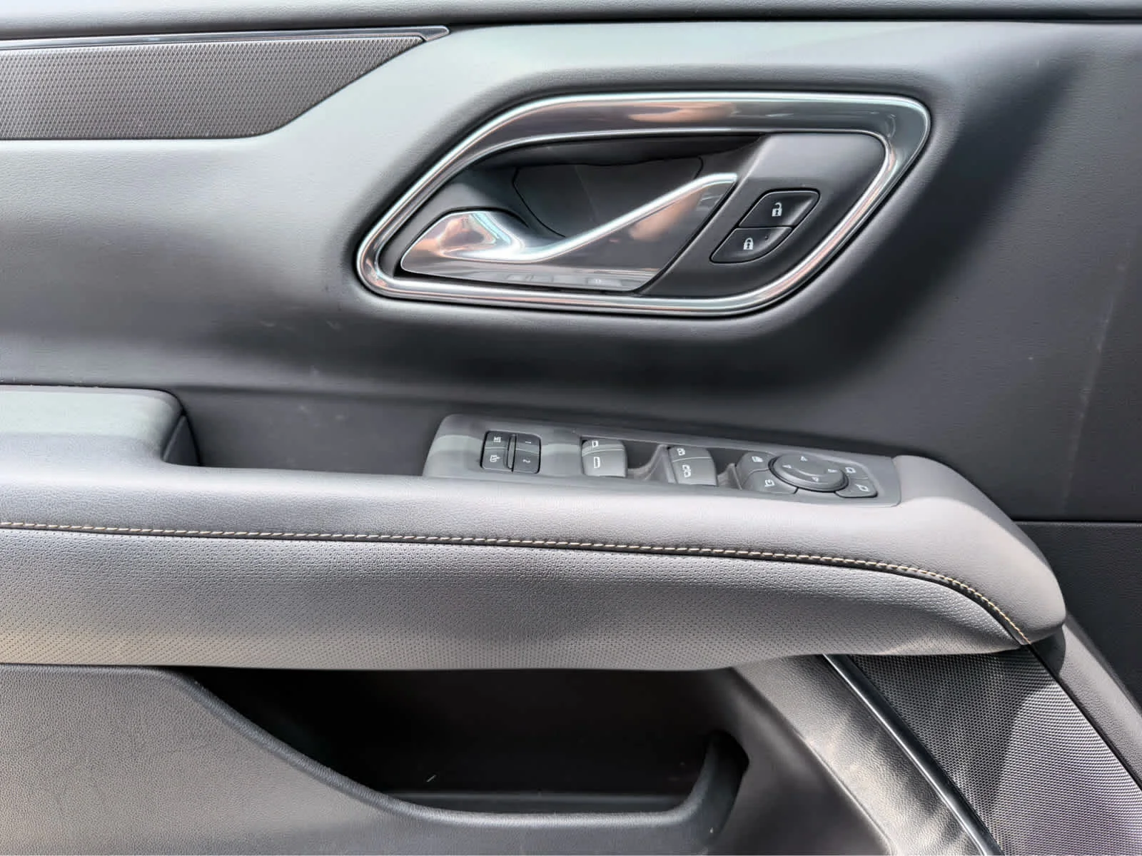 Used 2023 Sterling Metallic GMC AT4 image 25