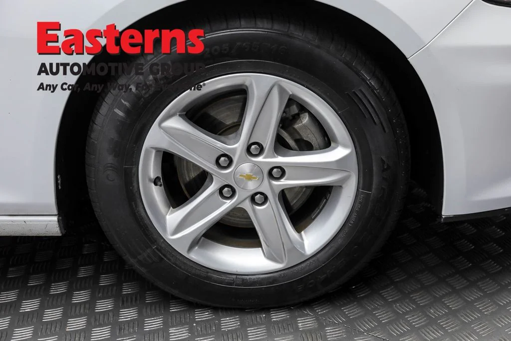 Used 2022 White Chevrolet LT image 28