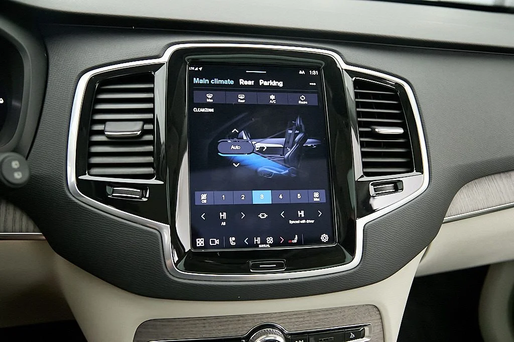 New 2023 Crystal White Volvo Plus image 32