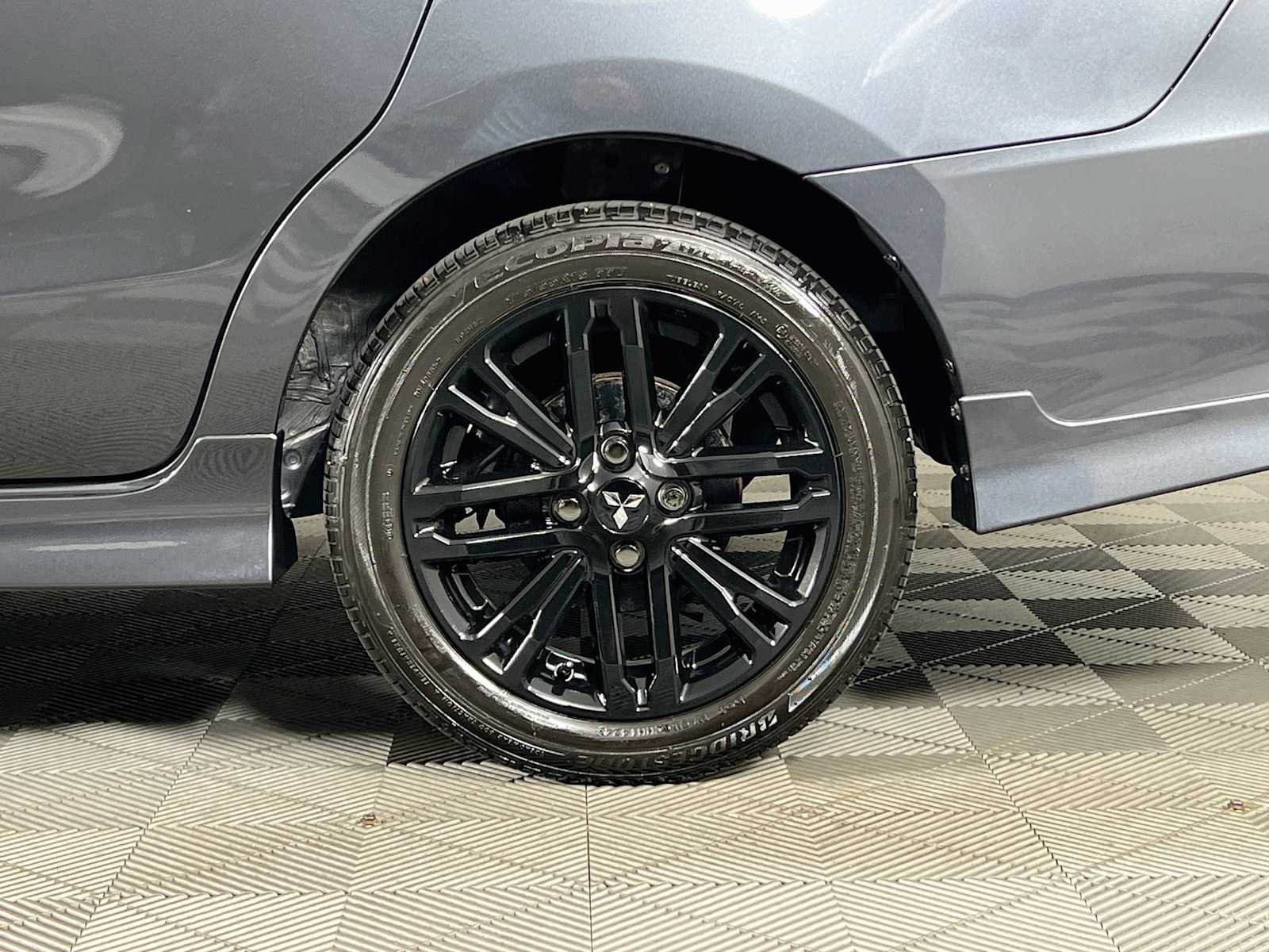 Used 2024 Graphite Gray Metallic w/ Black Roof Mitsubishi Black Edition image 29