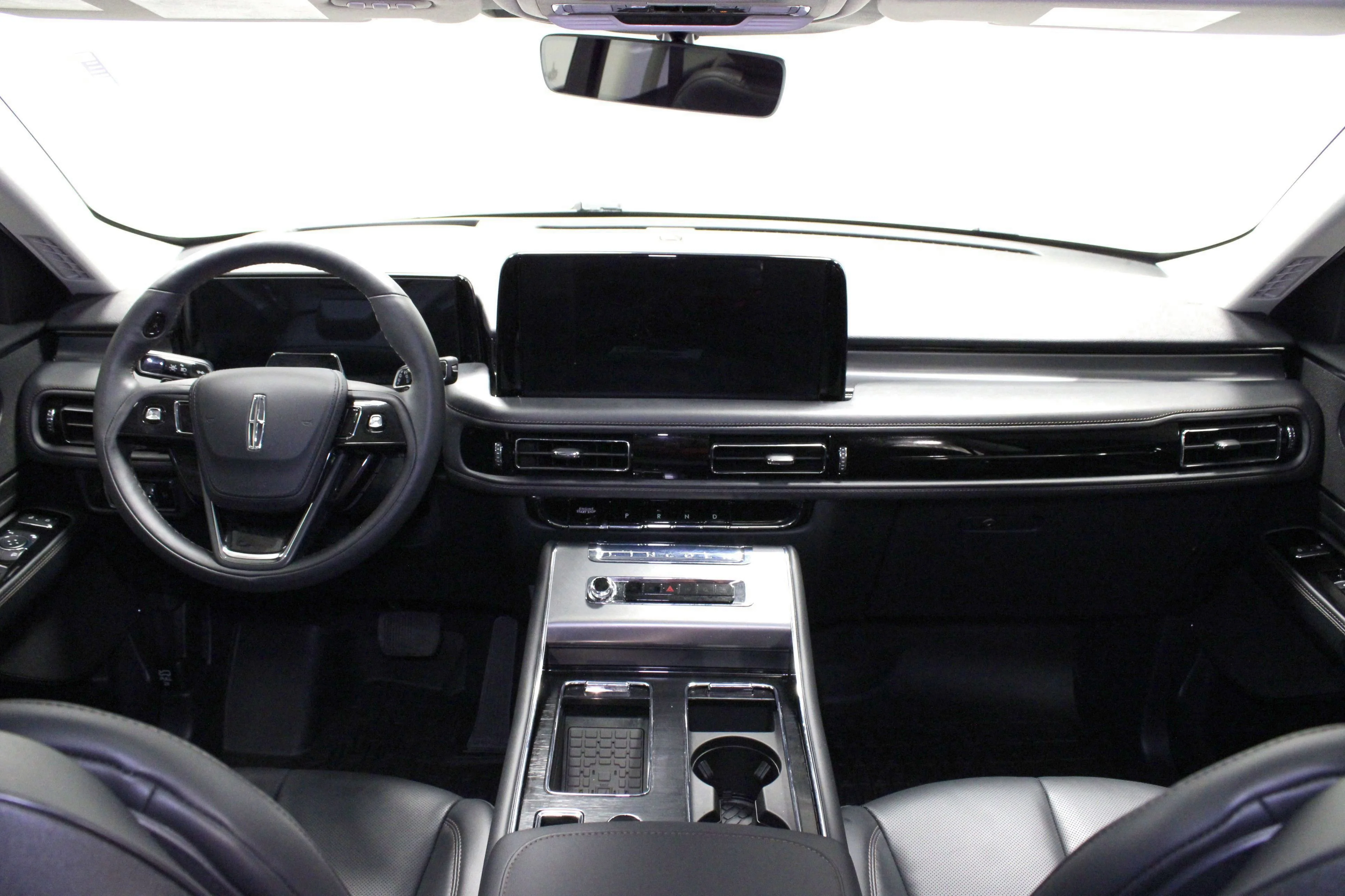 Used 2025 White Metallic Lincoln Premiere image 22