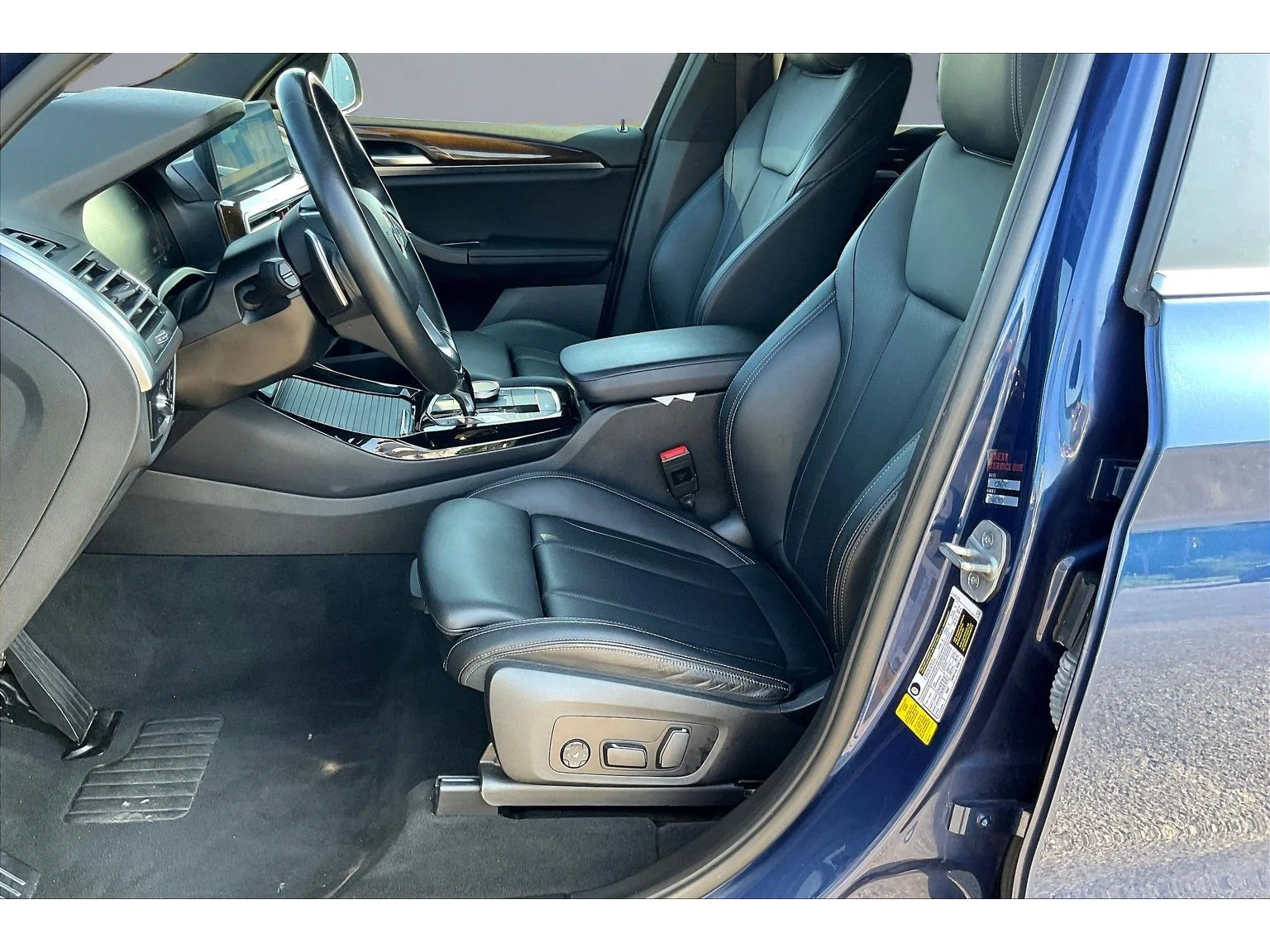Used 2024  BMW sDrive30i image 17