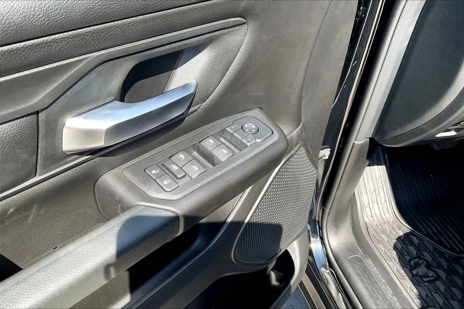 New 2026 Diamond Black Crystal Pearl-Coat Exterior Paint RAM Warlock image 17