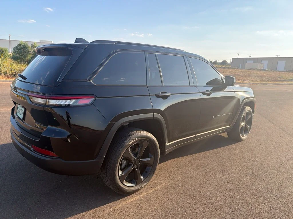 Used 2023 Diamond Black Crystal Pearlcoat Jeep Limited image 5