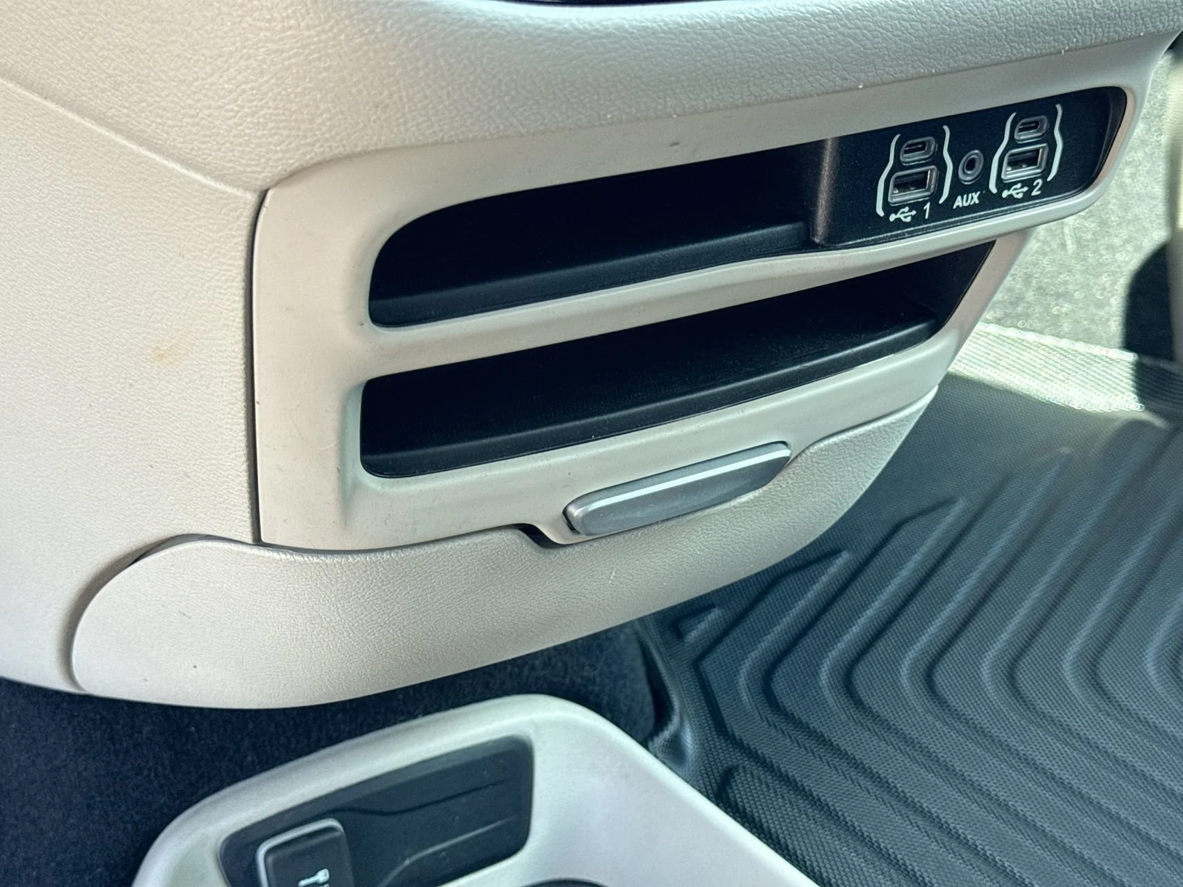 Used 2022 Silver Mist Clearcoat Chrysler LX image 19