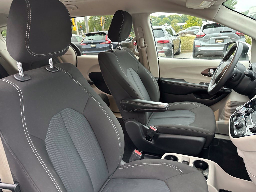 Used 2022 White Chrysler LX image 41