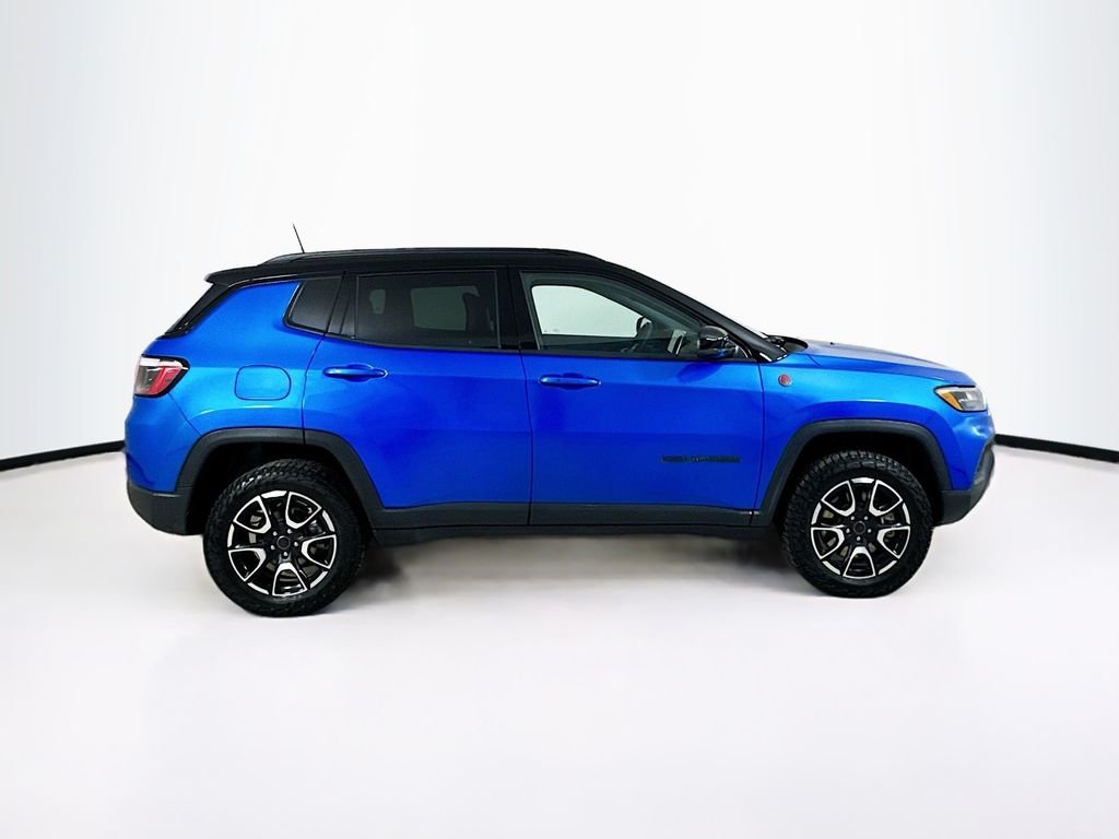 Used 2025 Hydro Blue Pearlcoat Jeep Trailhawk image 8