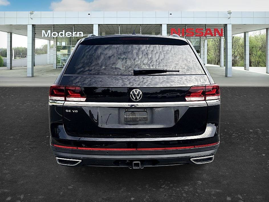 Used 2021 Deep Black Pearl Volkswagen 3.6L V6 SE w/Technology image 4