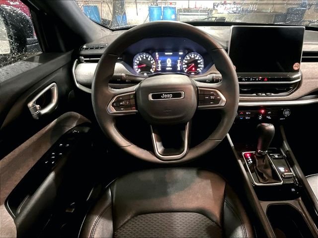 Used 2024 Silver Jeep Latitude image 5