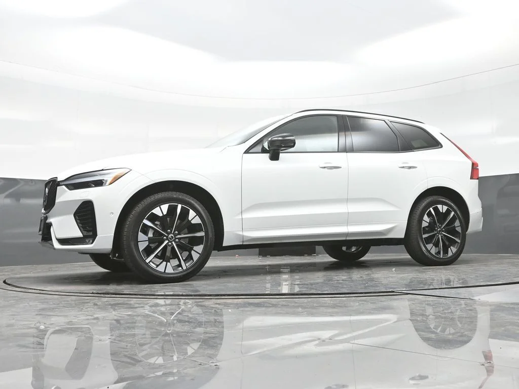 New 2026 Crystal White Volvo Plus image 18