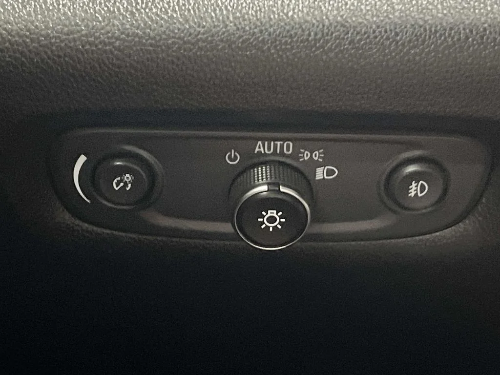 Used 2020 SUMMIT WHITE Chevrolet LT Cloth image 27