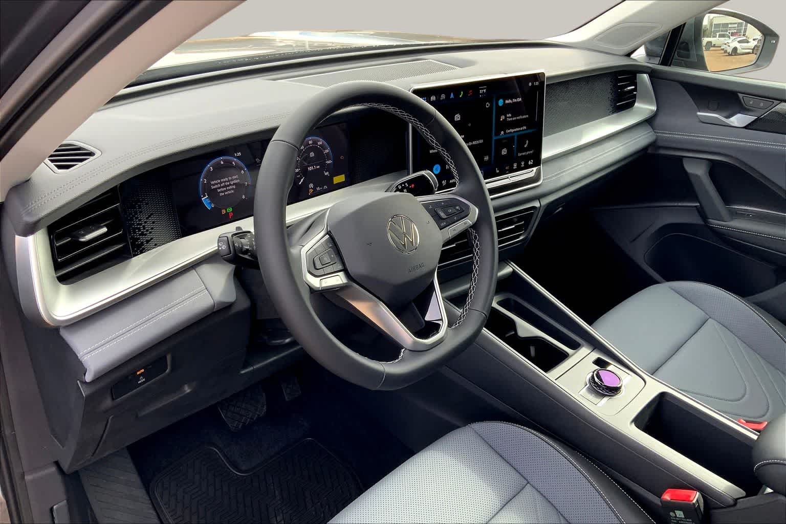 2025 Volkswagen Tiguan SE - Photo 8