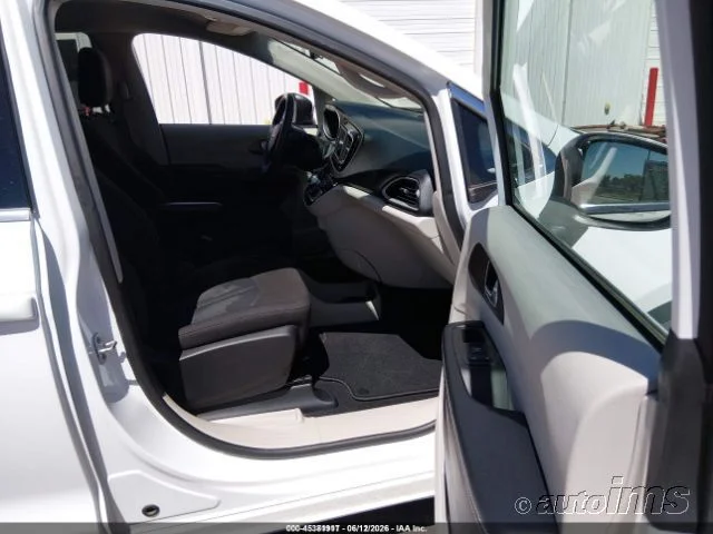 Used 2022 White Chrysler LX image 4
