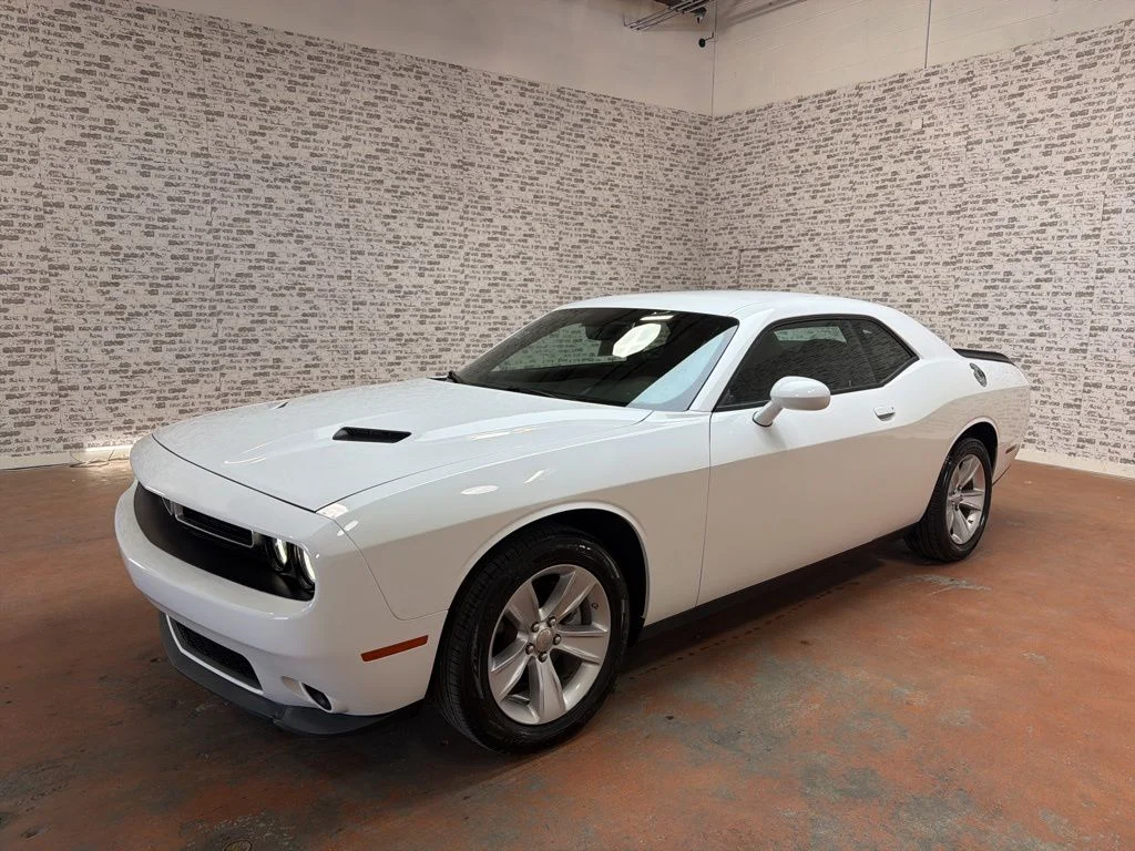 Used 2023 White Dodge SXT image 3