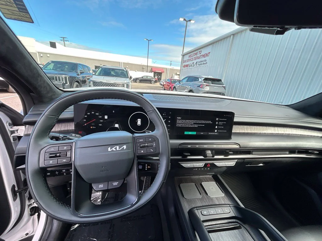 Used 2027 White Kia  image 12