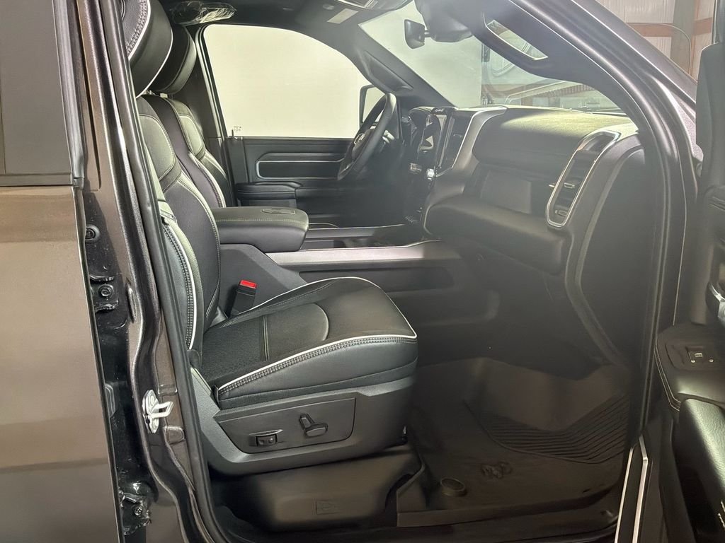 New 2026 Granite Crystal Metallic Clear-Coat Exterior Paint RAM Laramie image 25