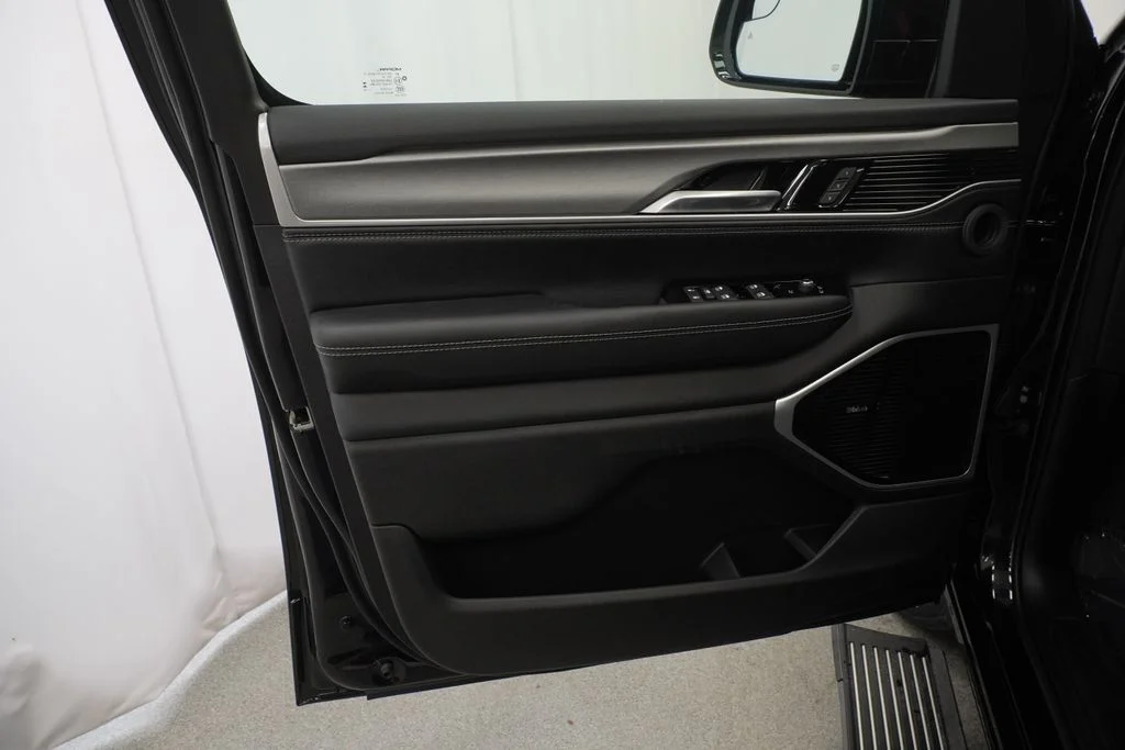New 2026 High Gloss Black Exterior Paint Jeep Limited Altitude image 28