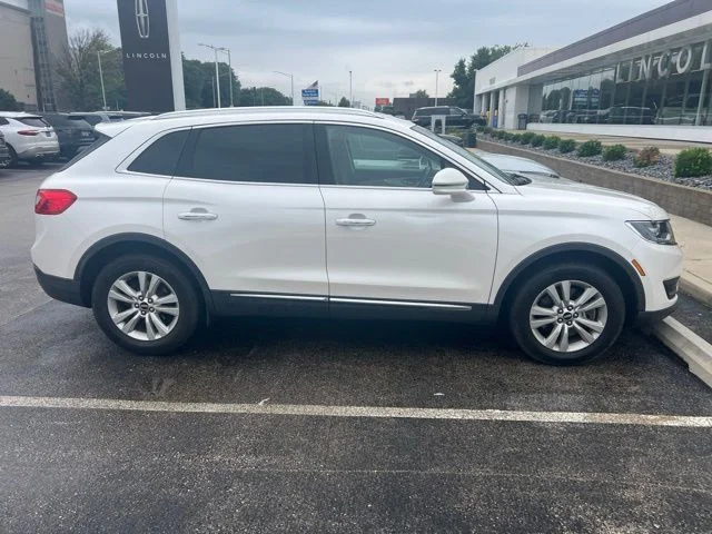 Used 2018 White Lincoln Premiere image 2