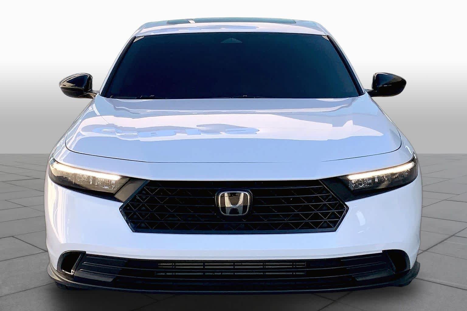 Used 2025 Platinum White Pearl Honda SE image 4