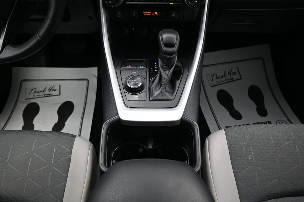 Used 2022 White Toyota XLE image 19