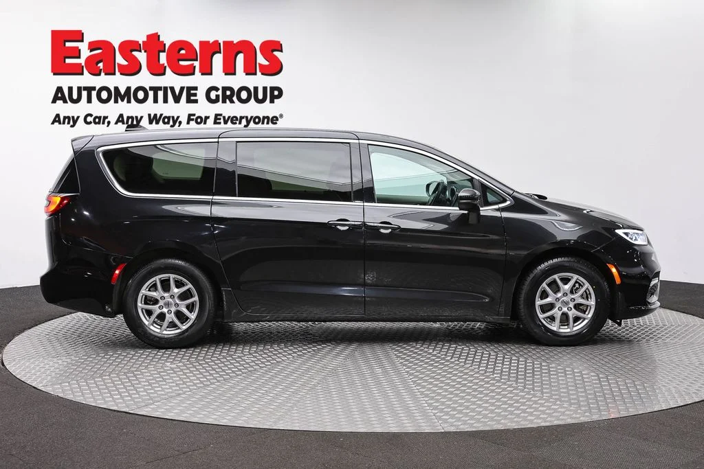 Used 2023 Black Chrysler Touring L image 4