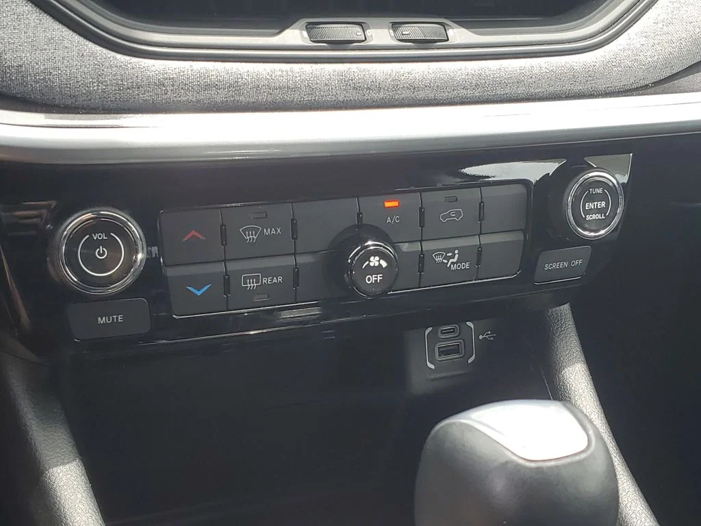 Certified Used 2022 Black Jeep Latitude image 31