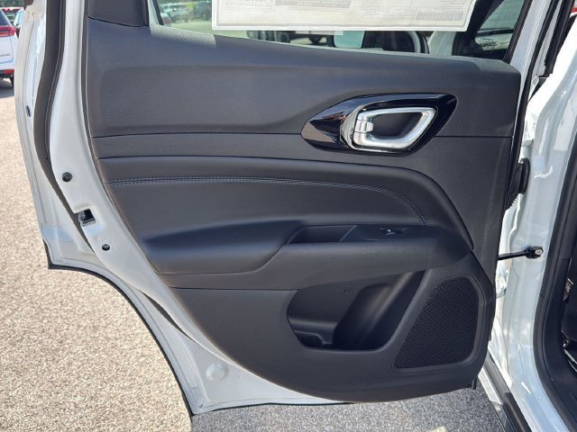 New 2026 Bright White Clear-Coat Exterior Paint Jeep Latitude image 19