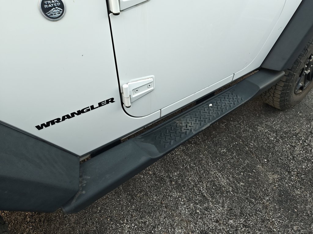 Used 2013 White Jeep Sahara image 3