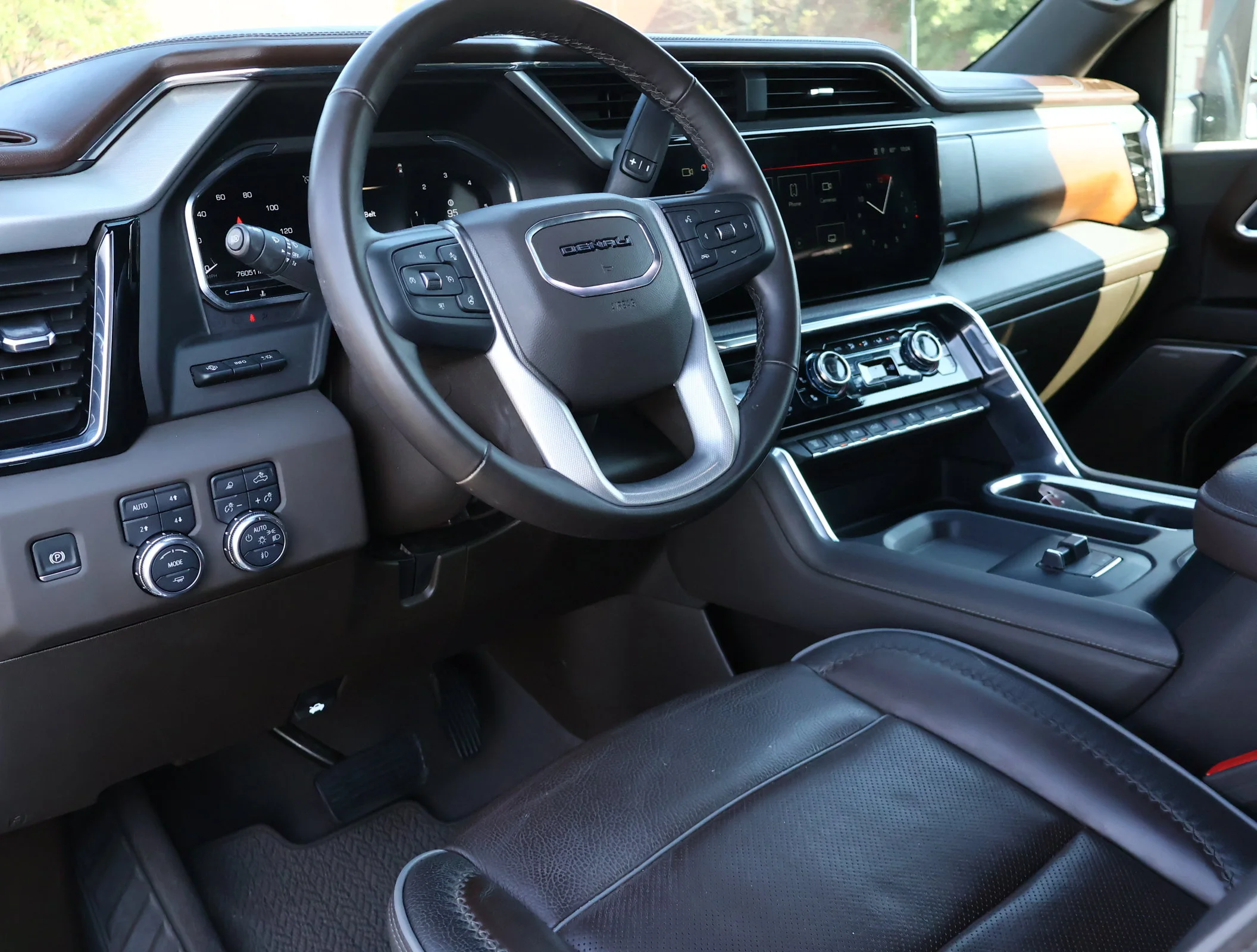 Used 2025 White Frost Tricoat GMC Denali image 3