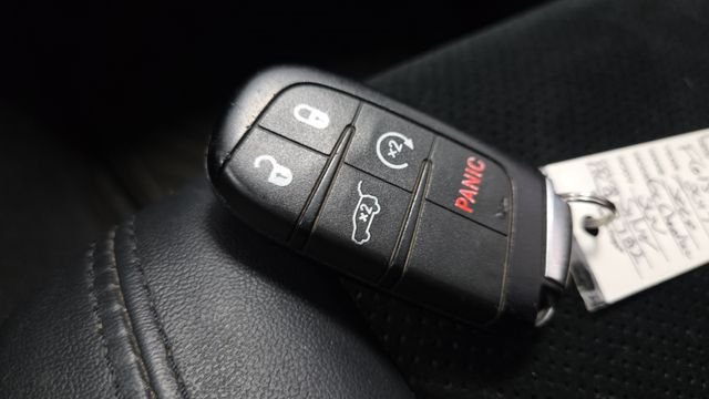 Used 2017 Billet Silver Metallic Clearcoat Jeep Altitude image 33
