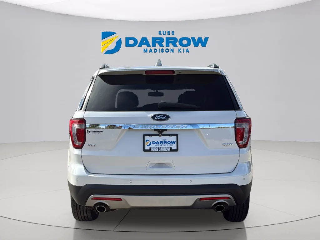 Used 2017 White Platinum Clearcoat Metallic Ford XLT image 4