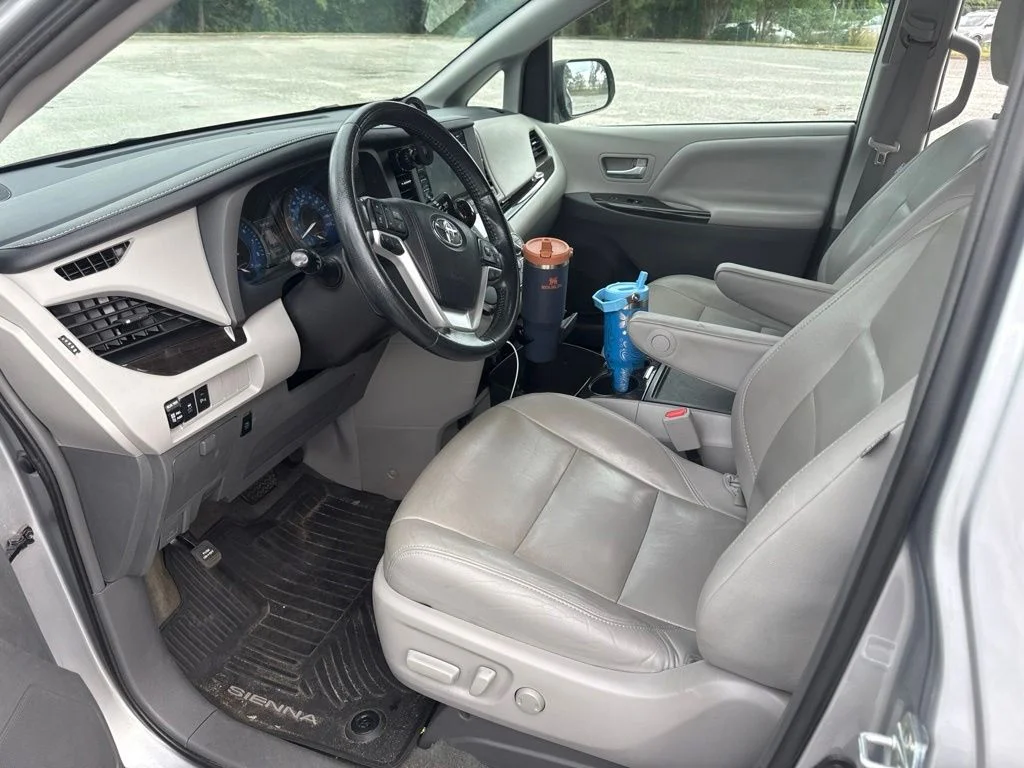 Used 2018 Silver Toyota XLE Premium image 18