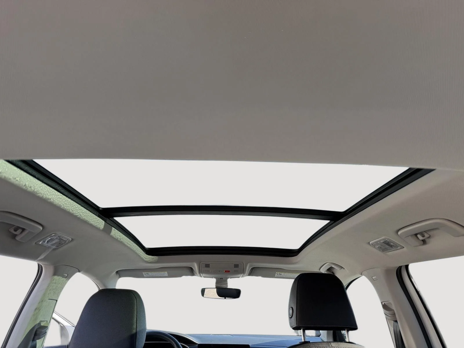 New 2026 Pure White w/Deep Black Roof Volkswagen SE Black image 13