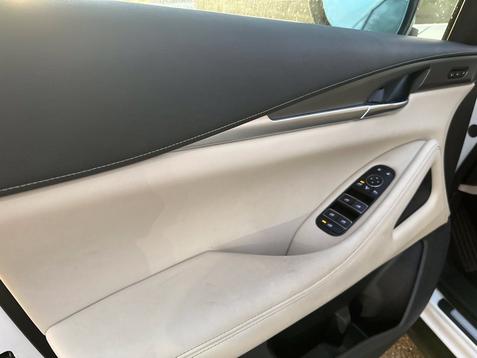 Used 2024 White INFINITI LUXE image 14